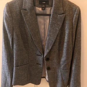 Snygg kavaj från HM - Kavaj från HM i storlek 36. Väldigt fin och figurnära passform som är perfekt för dig som letar efter en klassisk men snygg kavaj. Väldigt bra skick. 