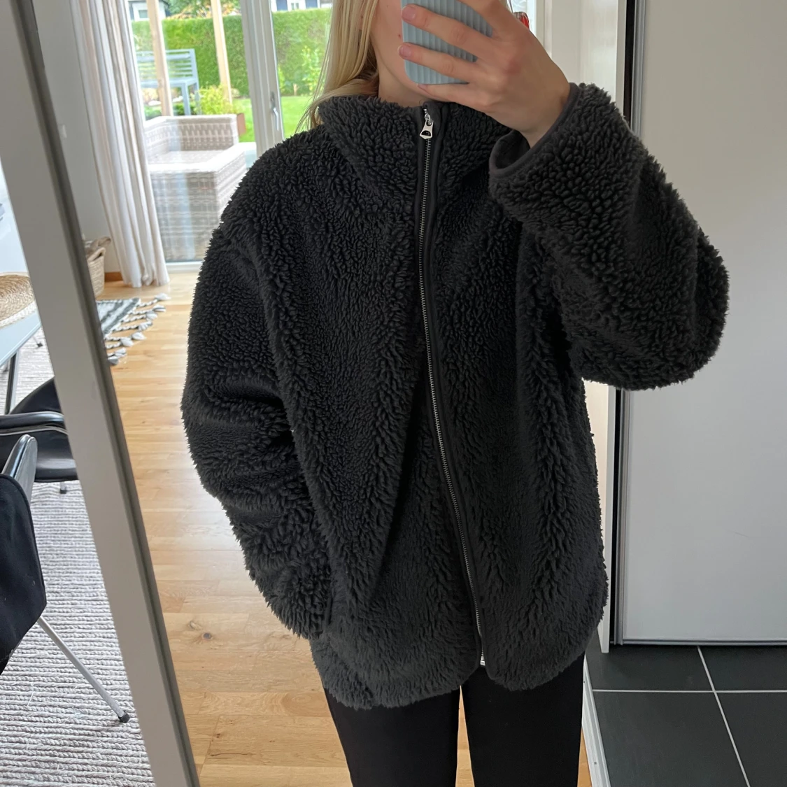 Mörkgrå teddyjacka från Weekday XS - 1