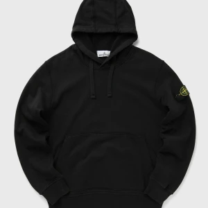 Svart hoodie från Stone Island M NY - Svart hoodie från Stone Island i storlek M med klassisk logopatch på vänster ärm. Tröjan har huva med snörning, stor magficka och ribbade muddar. Perfekt för dig som gillar streetwear och vill ha en clean look.