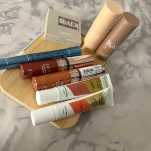 Sminkpaket med mascara, rouge och ögonskugga - Fick nyligen presenter av mamma och mostrar, men det är inte alls mina färger och använder inte mascara då jag har fransförlägning 😅 Säljer ett sminkpaket med L'Oréal Telescopic Waterproof Mascara i blå tub, två L'Oréal Lumi Le Liquid Blush i koppar och rödbrun, två Max Factor Miracle Pure Cream Blush i Vintage Peony och Soft Peach, samt IsaDora ögonskuggspalett i neutrala toner. Perfekt för dig som gillar fräscha och pigmenterade produkter.  Säljer 50kr styck, eller paketpris om man vill ha det