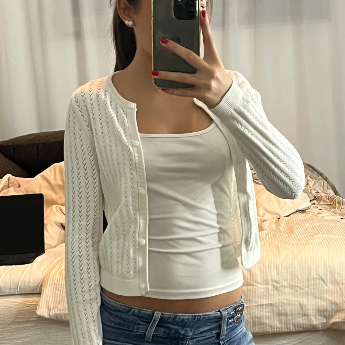 Vit stickad väst med knappar