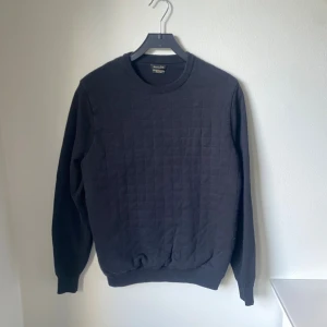 Massimo Dutti Tröja - exklusiv tröja från (Massimo Dutti) Perfekt nu till hösten & Vintern 💸Pris:[79kr] 👔Storlek:[Medium] ✨Skick:[7/10] Tveka inte att kontakta oss vid frågor & funderingar! 
