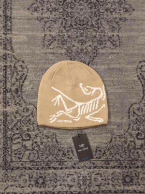 Arc'teryx mössa - Säljer min arc'teryx mössa, skriv vid frågor, priset är förhandlingsbart vid snabb affär och kan skicka direkt efter köpet 😊 Passar både män och kvinnor 😀