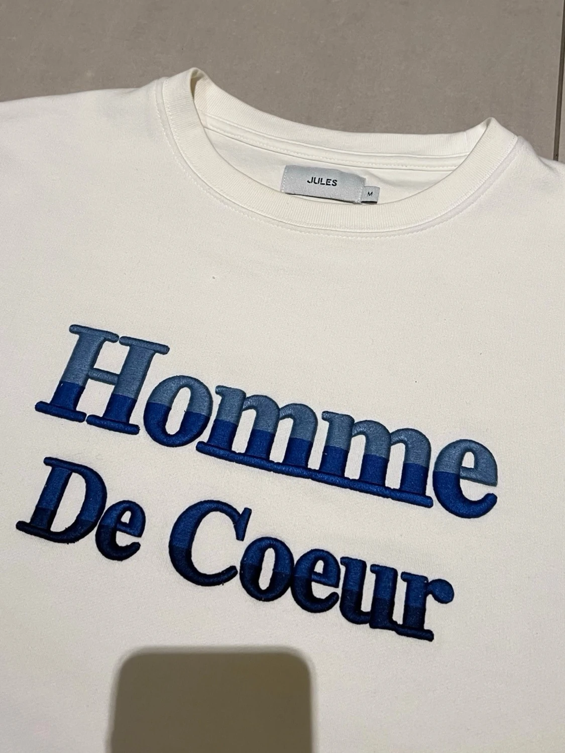 Vit sweatshirt från JULES med blå text - 2