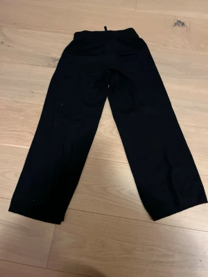 Stickade mjukisbyxor - Svarta stickade mjukisbyxor från gina tricot. Storlek S