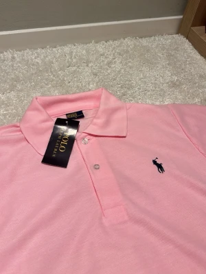 Rosa Ralph lauren pike  - Tja säljer denna as feta rosa raffe pike, den är helt ny och har alla lappar kvar, perfekt till sen vår och sommar. Storlek S, hör av dig om du är intresserade!