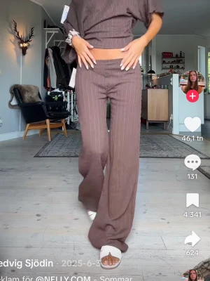 Nelly byxor - Fina bruna byxor ifrån Nelly, jag är 168 och de är långa på mig