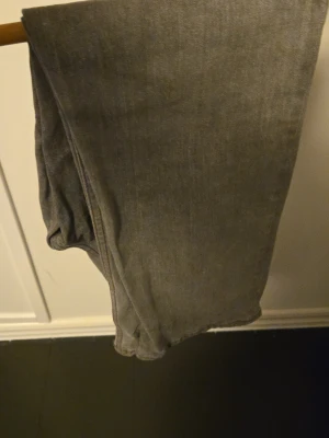 Grå jeans från New Classic Star - Säljer ett par grå jeans från New Classic Star i rak modell. Jeansen har klassisk femficksdesign och är tillverkade i ett mjukt bomullsmaterial. Perfekta för dig som gillar en enkel och clean look.