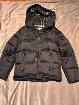 Burberry Jacka - Säljer en fet burberry jacka i ny skick. Jackan har inga defekter och håller värmen helt utmärkt! || Storlek M || men passar M/S.  Jackan går att göra om till väst, (som ni kan se på bild 3). MVH Karl