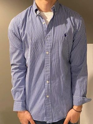 Ralph Lauren skjorta - Säljer nu denna randiga Ralph Lauren skjorta. Storleken Small men passar både S/M | Fint skick utan några defekter. Kom gärna med prisförslag🙌