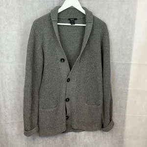 Filippa K cardigan  - Riktigt soft Filips K cardigan i storlek M. Ull och bomulls blandning. Väldigt fint skick. Modellen är 185.