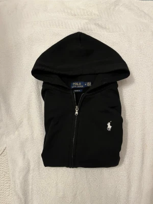 Ralph Laurent zip hoddie - Skit fet Ralph Laurent hoddie i färgen svart. Det står storlek M men sitter som xs-s. Hör av dig vid frågor löser självklart frakten snabbt som vanligt🚚📦 nypris cirka 2200kr💰💸 jag på bilden är 175 snören följer med!!!!!