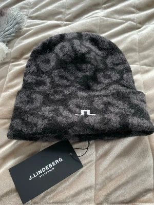 J Lindeberg mössa - J Lindberg mössa helt ny. Skriv gärna för mer info eller bilder!
