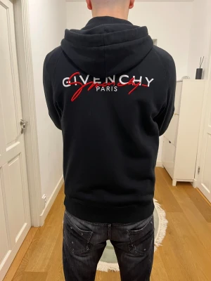 Givenchy zip hoodie - Köpte den från vestiaire collective och jag har aldrig använt den. Den är även autentiserad hos dem. Storlek S möts i Stockholm eller bjuder på frakten😉.    Skriv om det finns frågor!