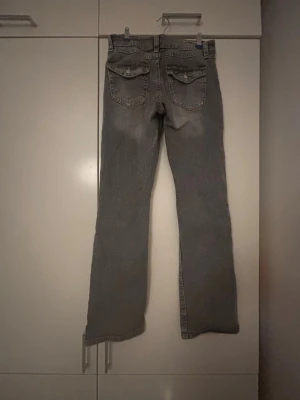 Gina tricot jeans - !skriv gärna innan köp! Jättefina gråa bootcut Gina tricot jeans strl 170 barn❣️fickor fram och bak, med justerbar midja (bild 6). Andvänd fåtal gånger men inga större tecken på användning