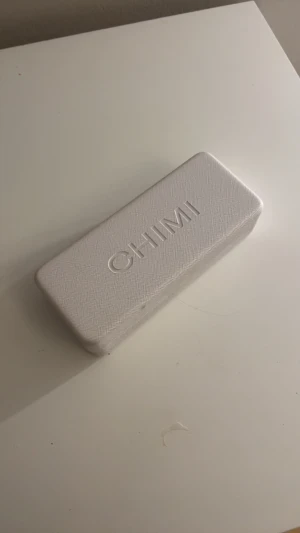 Grön CHIMI solglasögon modell 04 - Snygga solglasögon från CHIMI i modell 04 med transparent gröna bågar och fyrkantig form. Kommer i originalfodral. Perfekt accessoar för att lyfta din stil och skydda ögonen mot solen.