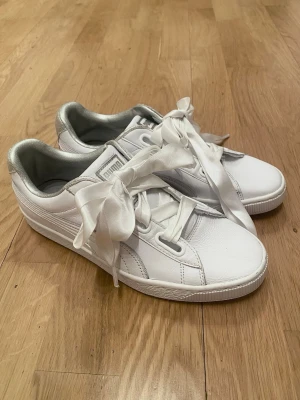Vita sneakers med satinband från Puma - Superfina vita sneakers från Puma med breda satinband som snörning. Finns inga skador o är som nya!!🤍Skulle säga att dom är små i storlek