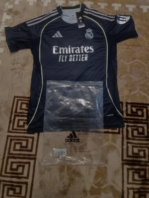 Real Madrid fotbollströja - Hej, säljer en helt ny real madrid tröja för säsongen 25/26 i storlek M. OBS! NY PRIS 800 KR 