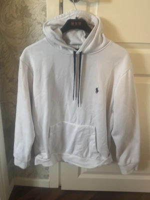 Ralph lauren hoodie - Vit ralph lauren hoodie i fint skick, storlek L passar dig runt 185 cm. Rensar ut garderoben på gamla kläder därför den säljes