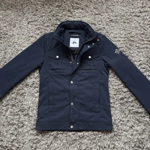 Ny J Lindeberg bailey field jacket - Säljer denna riktigt feta j Lindeberg field jacketen!⭐️Skick : NYSKICK🙌Storlek M!⭐️NYPRIS = 4000kr! Hör gärna av er om ni har funderingar!👍