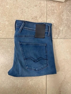 Replay anbass hyperflex - Hej! Säljer dessa  jeans i storlek   . De är varsamt använda och i mycket fint skick, 9/10. Nypris var 2000+ ,säljs endast för 499kr . Hör gärna av dig vid minsta fråga eller om du vill ha fler bilder! 🙌 ( En defekt som ki ser på 5:de bilden!) 