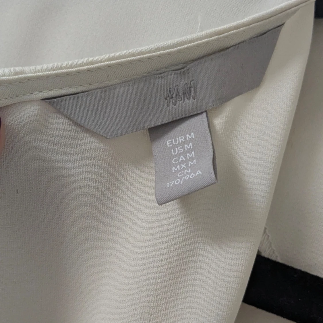 Krämvit blus i satin - 3