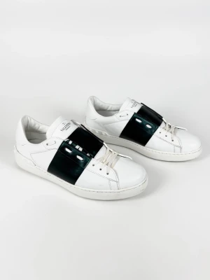 Valentino Open Skor - | Säljer ett par Valentino Open sneakers i riktigt bra använt skick | Storlek: 44 | Enbart skorna ingår | Hör av dig vid frågor eller funderingar