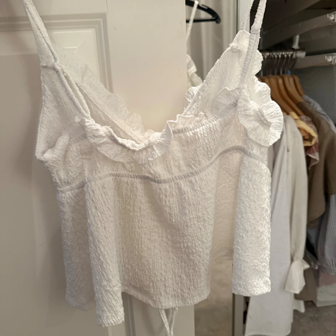 Vit linnetopp med volang och knyt - 1