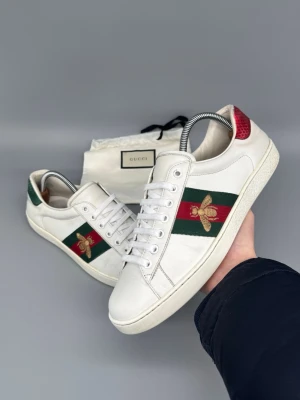 Gucci Ace Skor | 42 - Snygga Gucci Ace Bee skor i vit färg. Storlek 7.5. Original dustbag ingår. Hör av er vid funderingar 🙌