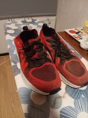Bench sneakers stl 46 - Säljer ett par röda Bench-sneakers i skön stretchmodell. De har använts ett bra tag men är fortfarande helt hela utan hål eller skador. De är slitstarka och behöver bara en tvätt för att bli fräscha igen. Hör av dig om du är intresserad!  Först till kvarn!