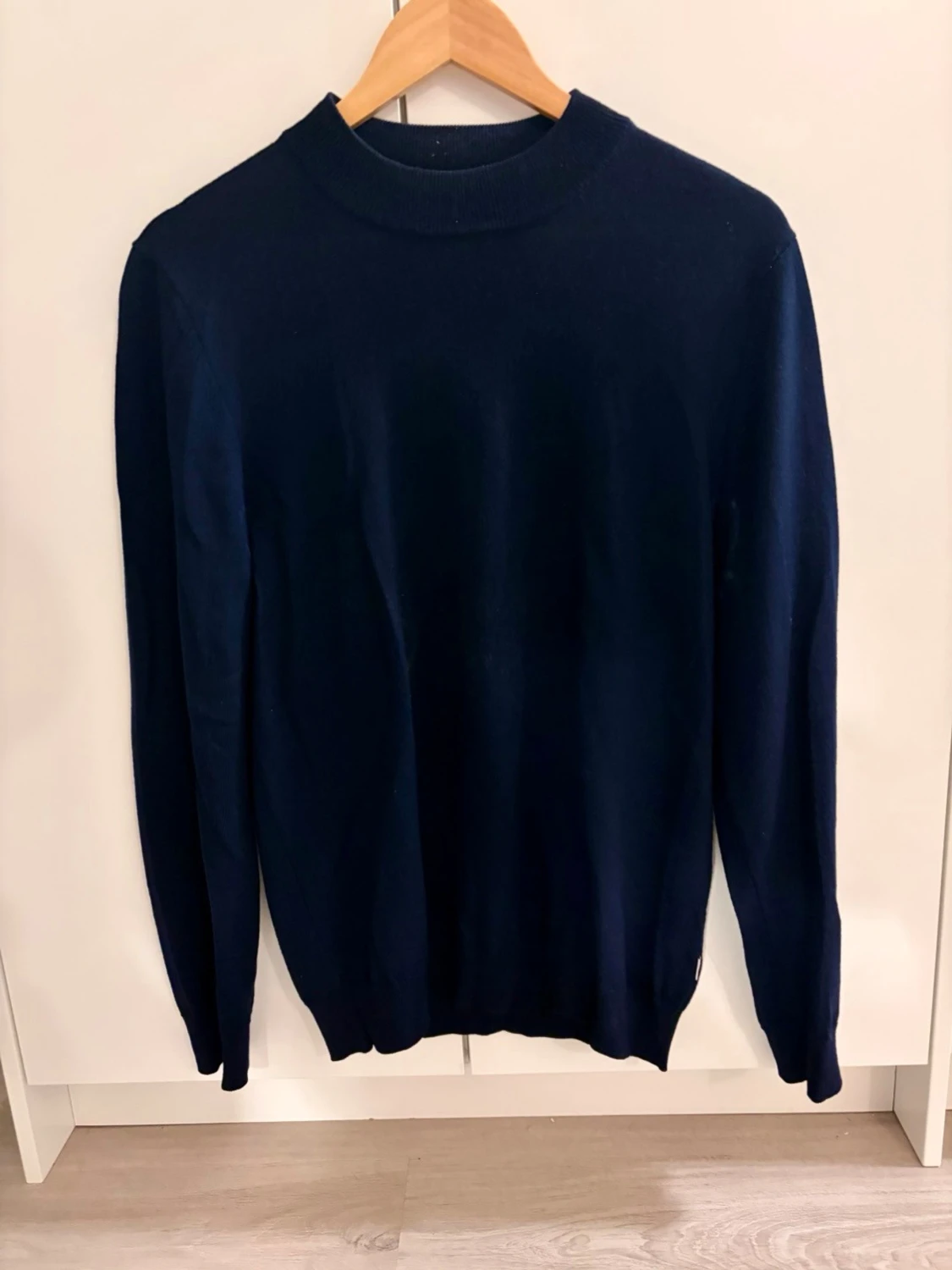 Mörkblå stickad tröja