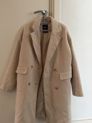 Beige manchesterkappa från pull&bear - Säljer en snygg beige kappa från pull&bear. Jackan är i xxs men är som en vanlig xs. Jättefin till vinter/höst. 