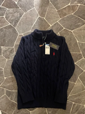 Ralph Lauren Quarter Zip - En mycket fin helt ny oanvänd quarter zip ifrån Ralph Lauren. Tröjan har inga defekter därmed är i nyskick. Storleken är XL i barn storlek men passar S.                                                                   Priset kan diskuteras!