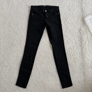 Svarta skinny jeans Sally & Circle - Säljer ett par svarta skinny jeans från Sally & Circle i storlek 40. Jeansen har klassisk femficksdesign, bälteshällor och dragkedja med knapp. Snygg, tight passform och stilren look som funkar till allt. Materialet är stretchigt jeans för extra komfort.