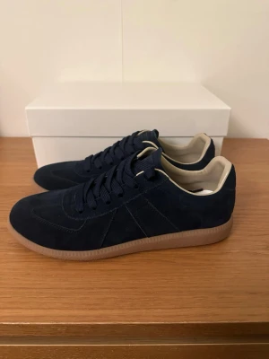 Maison margeila gats navy - Ett par riktigt feta gats i 43, box och dustbags fås med, skickar samma dag!