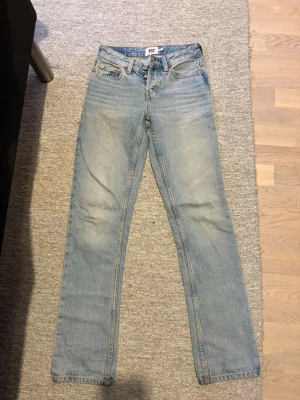 Dam blå icon jeans  - Säljer ett par blå (ljusblå) Icon Jeans från Lager 157 i storlek XXS. De är i bra skick och har använts försiktigt. Hör gärna av dig om du vill ha fler bilder eller om du har några frågor! 