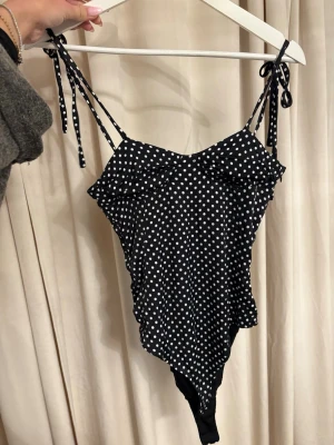 Body Zara - Superfin prickig body från Zara