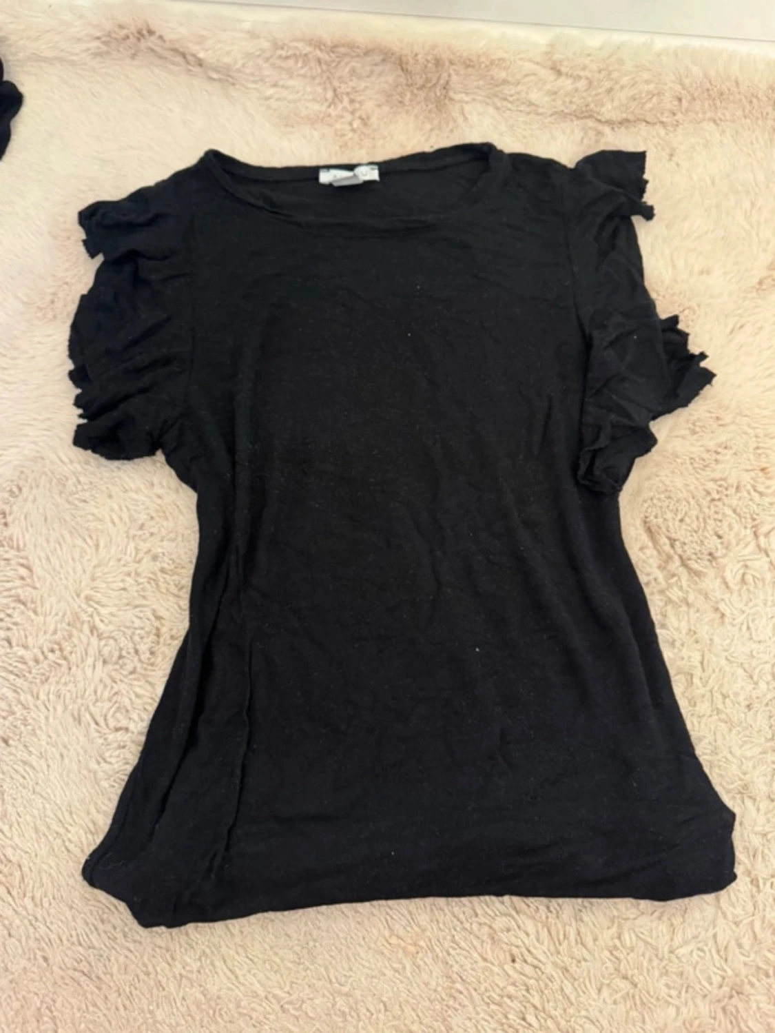 Svart topp med volangärmar