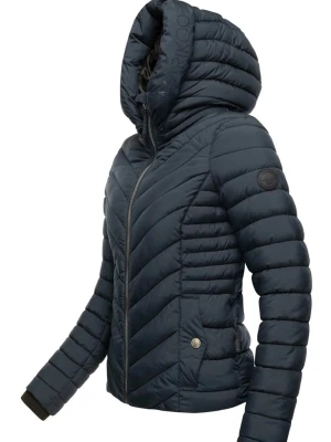 Mörkblå pufferjacka från Marikoo - Snygg mörkblå pufferjacka från Marikoo med quiltad design och stor huva. Jackan har dragkedja framtill, två fickor med knapp och ribbade muddar vid ärmsluten. Perfekt för kyliga dagar och ger en modern look. Har kvar extra knapparna. Sann till storlek! Ordinarie pris 1000kr mitt pris 690kr