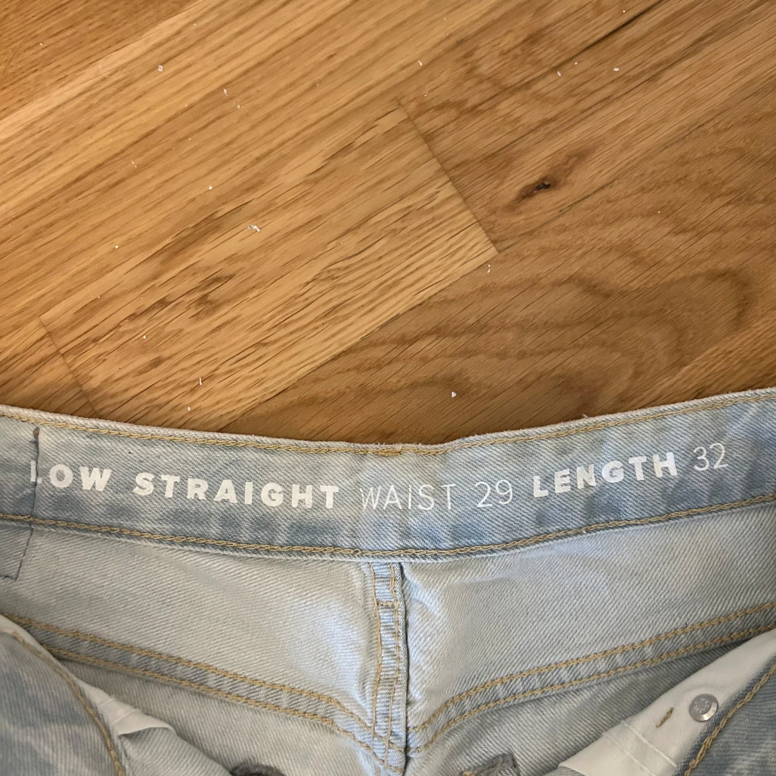 Ljusblå jeans med rak passform - 1