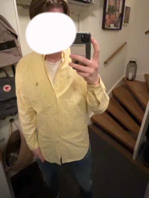 Gul skjorta från Ralph Lauren - Snygg gul skjorta från Ralph Lauren i klassisk modell med knappar hela vägen och broderad logga på bröstet. Skjortan är i 100% bomull och har lång ärm och normal passform. Perfekt för dig som vill ha en clean och stilren look. Skriv vid minsta fundering 💭 