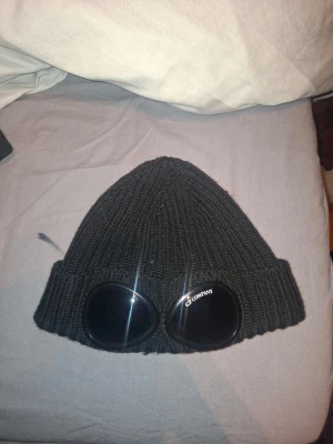 C.P Company mössa - Säljer min C.P company mössa då jag inte har någon användning av den den är knappast använd max 4 gånger inga lösa stickor eller något liknande 