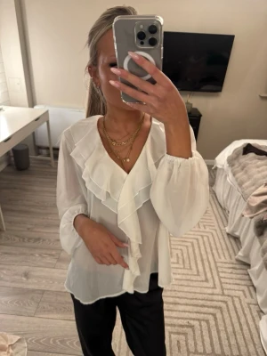 Vit volangblus  - Jättefin vit blus med volanger💖