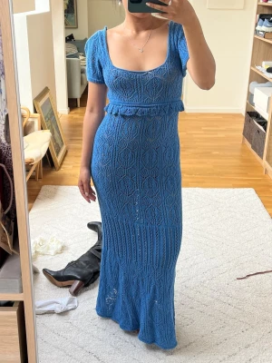 Blå stickad långklänning med volang ZARA - Supersnygg blå långklänning i stickat material med korta ärmar och u-ringning. 