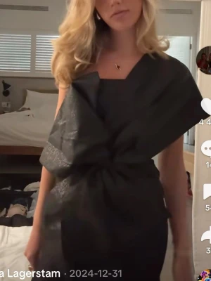 Svart glittrig kortklänning med rosett - Supersnygg svart kortklänning med glittrigt tyg och stor rosett framtill. passar perfekt till lite festligare tillfällen! 💕💕💕