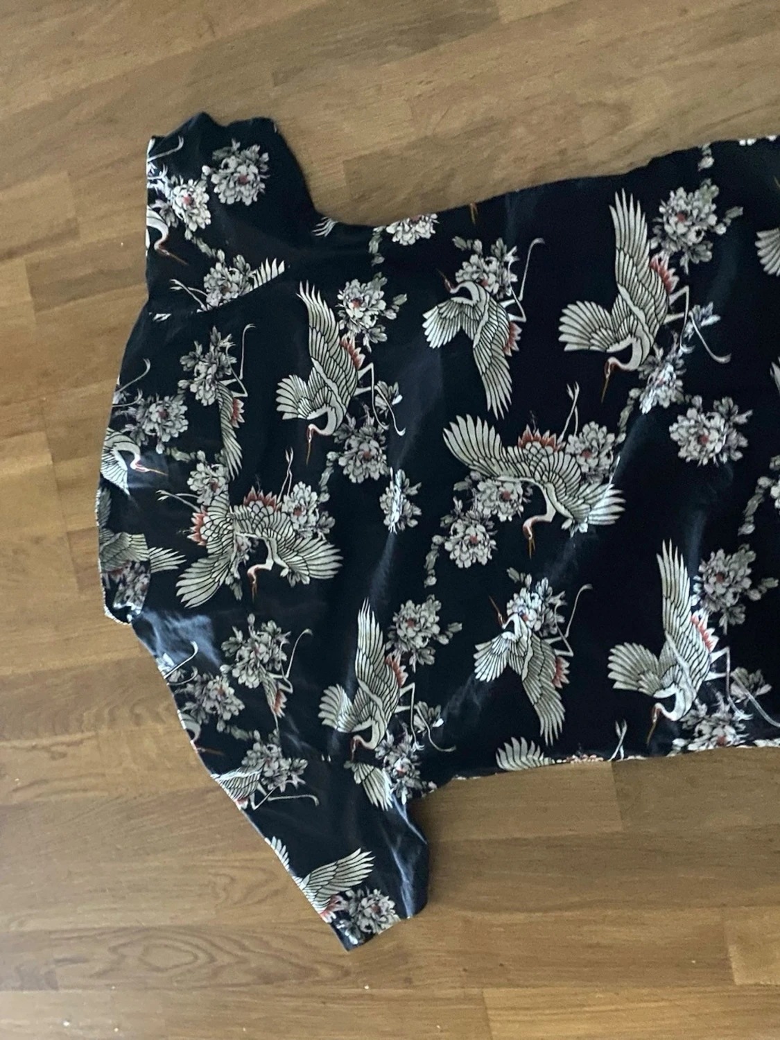 Svart blommig skjorta med fågelmönster - 2