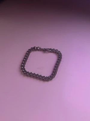 Silver armband  - Snyggt silverarmband för dem som vill ha en snygg detalj.