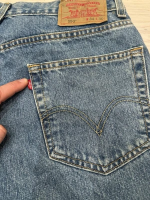 Levi's 550 Relaxed Fit jeans W34 L30 - Klassiska blå Levi's 550 Relaxed Fit jeans med avslappnad passform och raka ben. Perfekta för en chill och tidlös look.