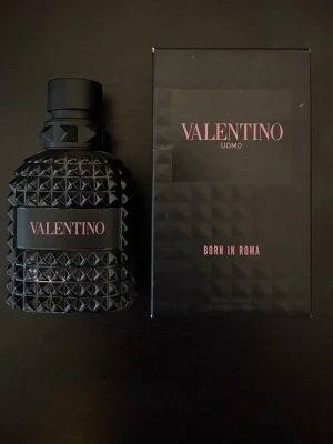 Valentino Uomo Born In Roma - Detta är en parfym från valentinos born in Roma parfym serie. Originellt fyller flaskan 50 ml och nu uppskattar jag att det är 45 ml kvar i flaskan så den är typ oanvänd.