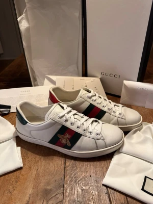Gucci Ace I 42 I Mycket bra skick - Gucci ace i storlek 42 i mycket bra skick. Med Låda, två påsar, returinstruktion, tackbrev och instruktioner, jag har även tillgång till online kvitto som jag kan skicka privat. Skorna är köpta 2020. Köpta för €495 men kostar numera 9250kr